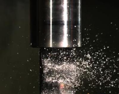 暴力美学上演当iPhone7遭遇液压机